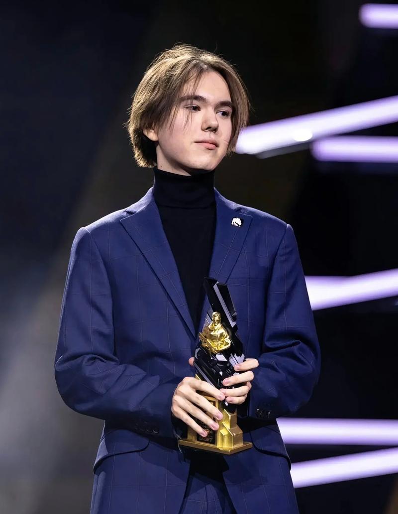 滔搏电子竞技俱乐部英雄联盟分部一队TES 主教练【罗盛 ID：Crescent】因个人原因，申请暂离赛场休息调整