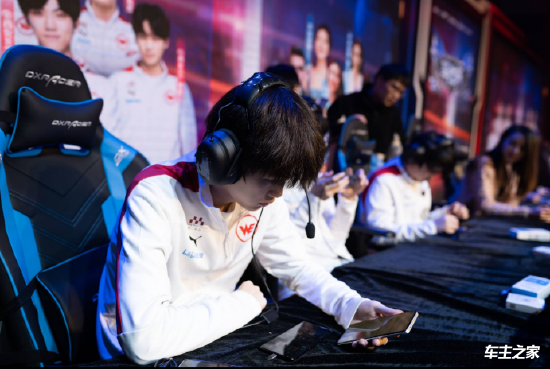 Hope 认为Corki是T1／T1.5英雄：他的属性很高，伤害也很高