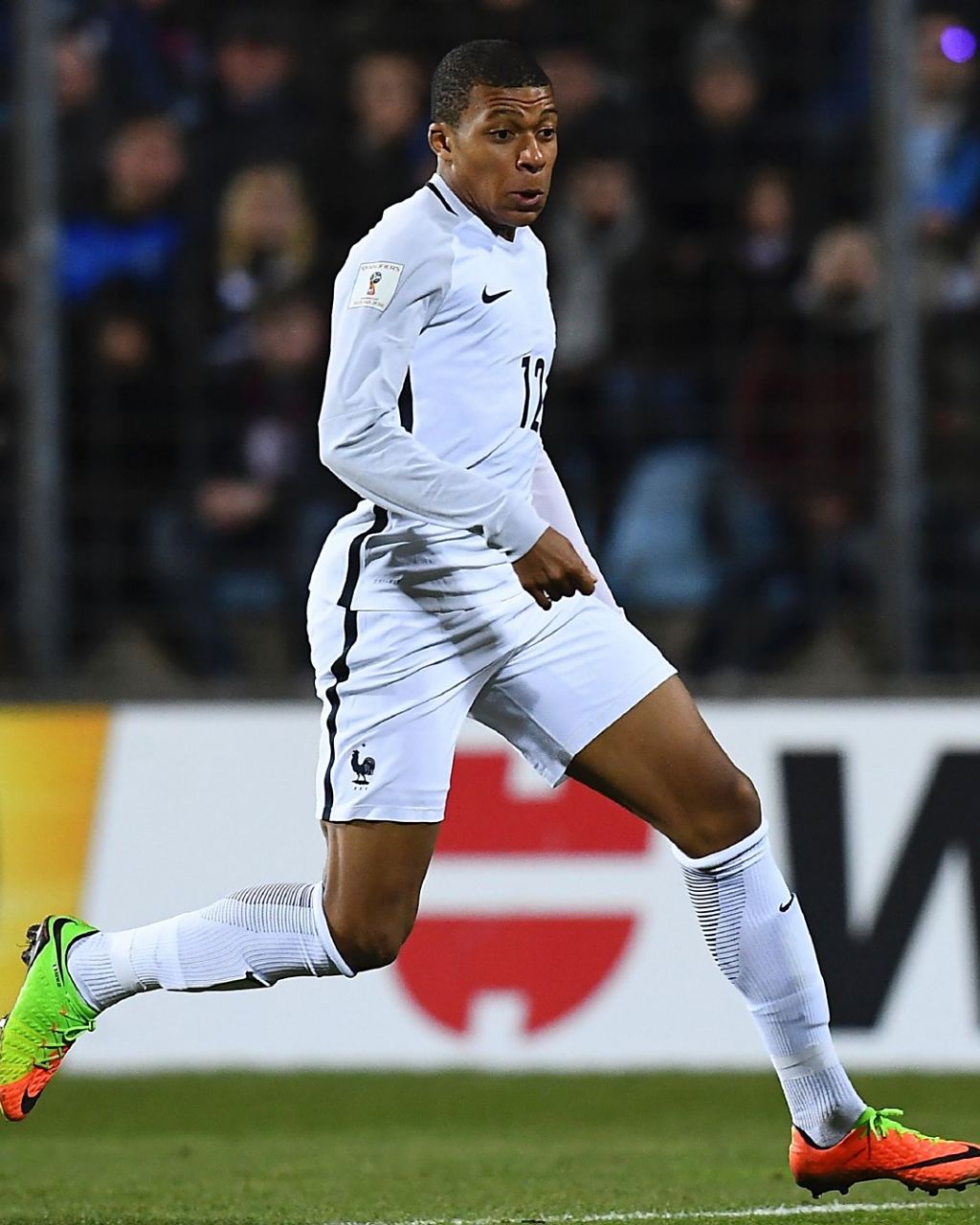 Bin成为历史上第一位在国际赛事BO5里四次战胜T1的选手